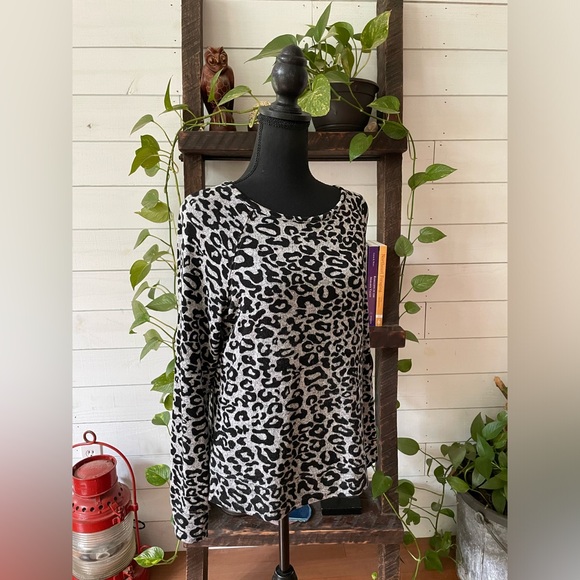 Emily Daniel’s: Gray and Black Leopard Print Lightweight Sweater - Picture 9 of 17